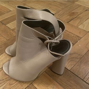 KENDALL + KYLIE Womens  Peep Toe Tan Mules Heels Leather 7.5